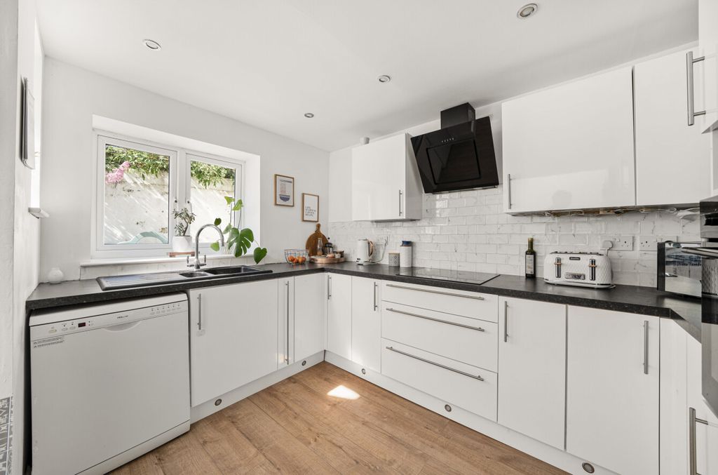 Property photo 2 of 11 1289227-14-682B61...
