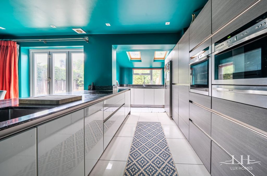 Property photo 2 of 21