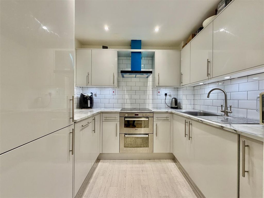 Property photo 2 of 9 Kitchen