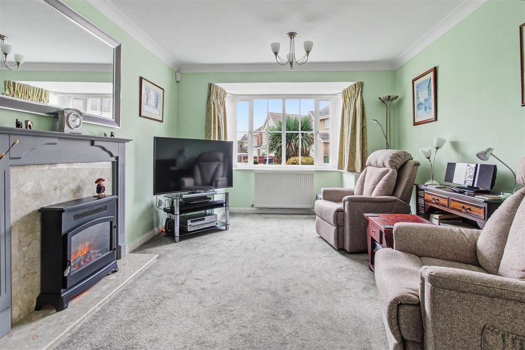 Property photo 3 of 25 Lounge