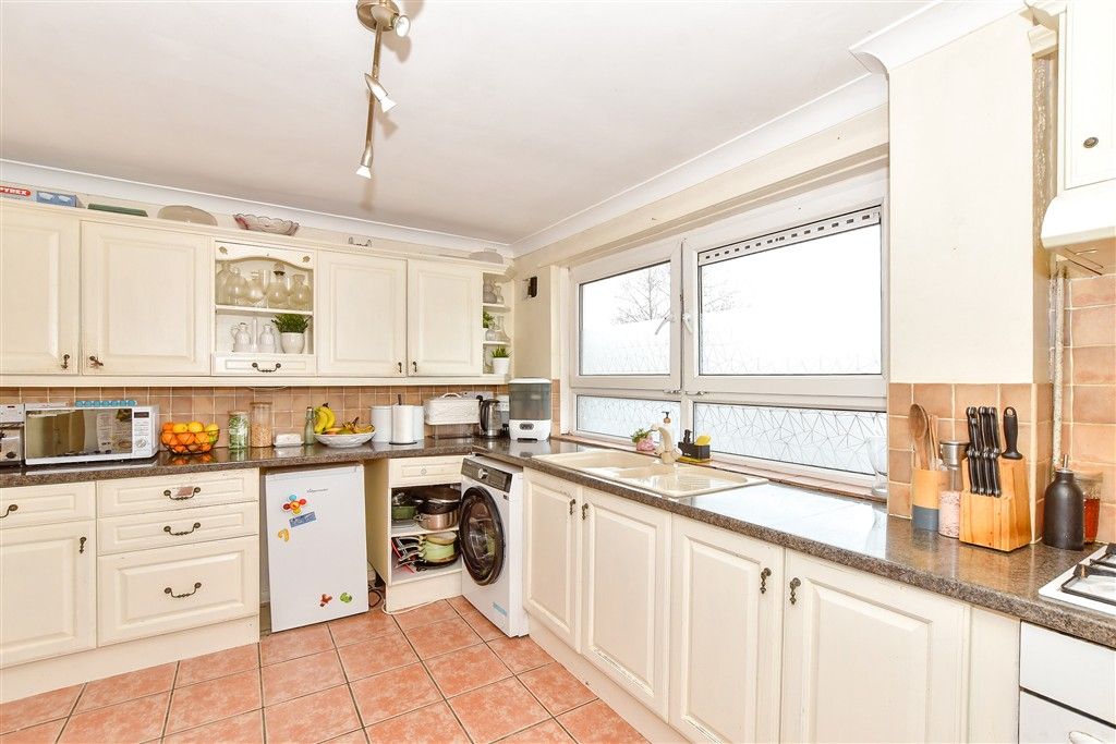 Property photo 2 of 7 Kitchen