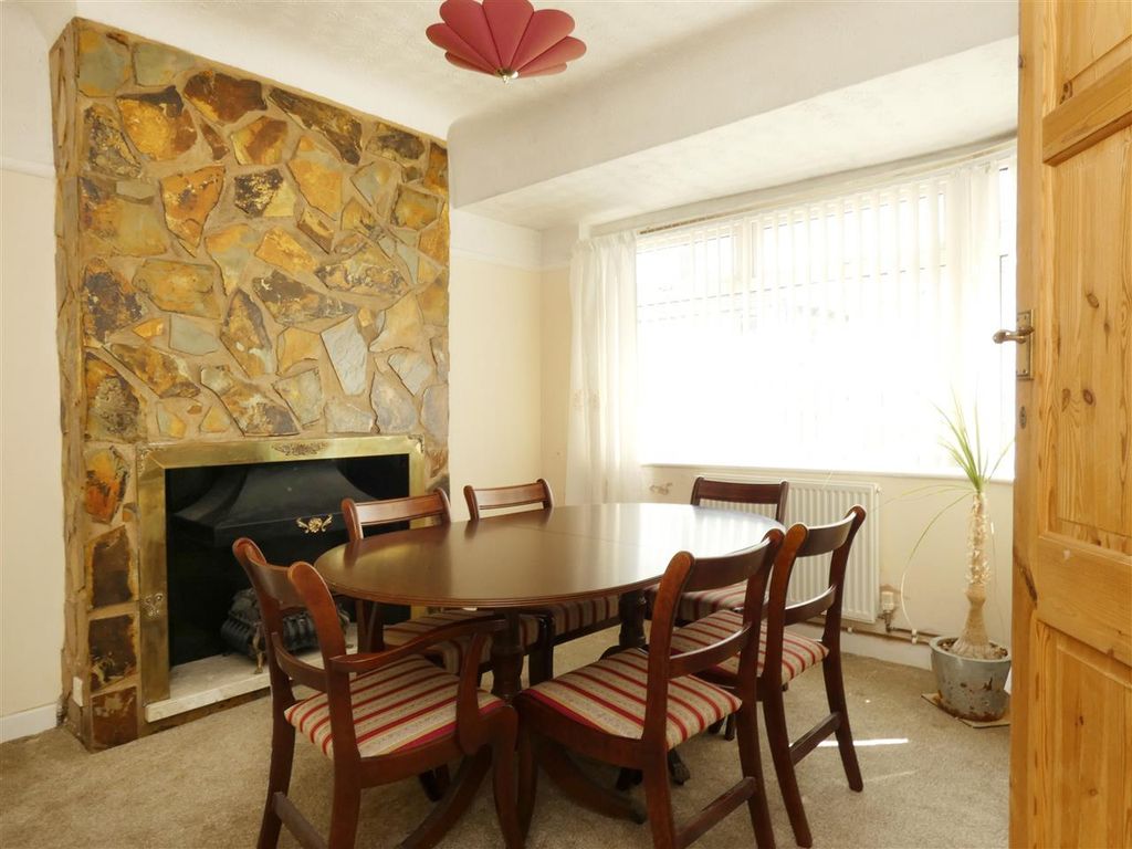 Property photo 3 of 17 Lounge