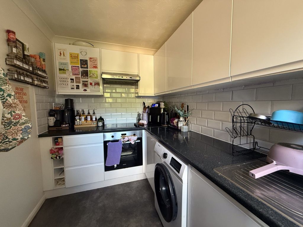 Property photo 2 of 8 Kitchen