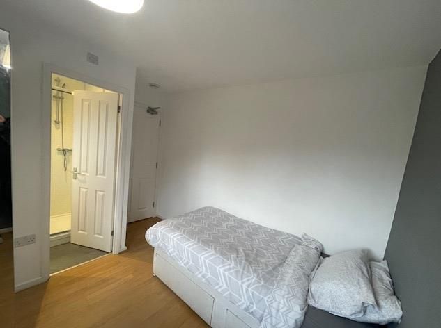 Property photo 2 of 10 Bedroom