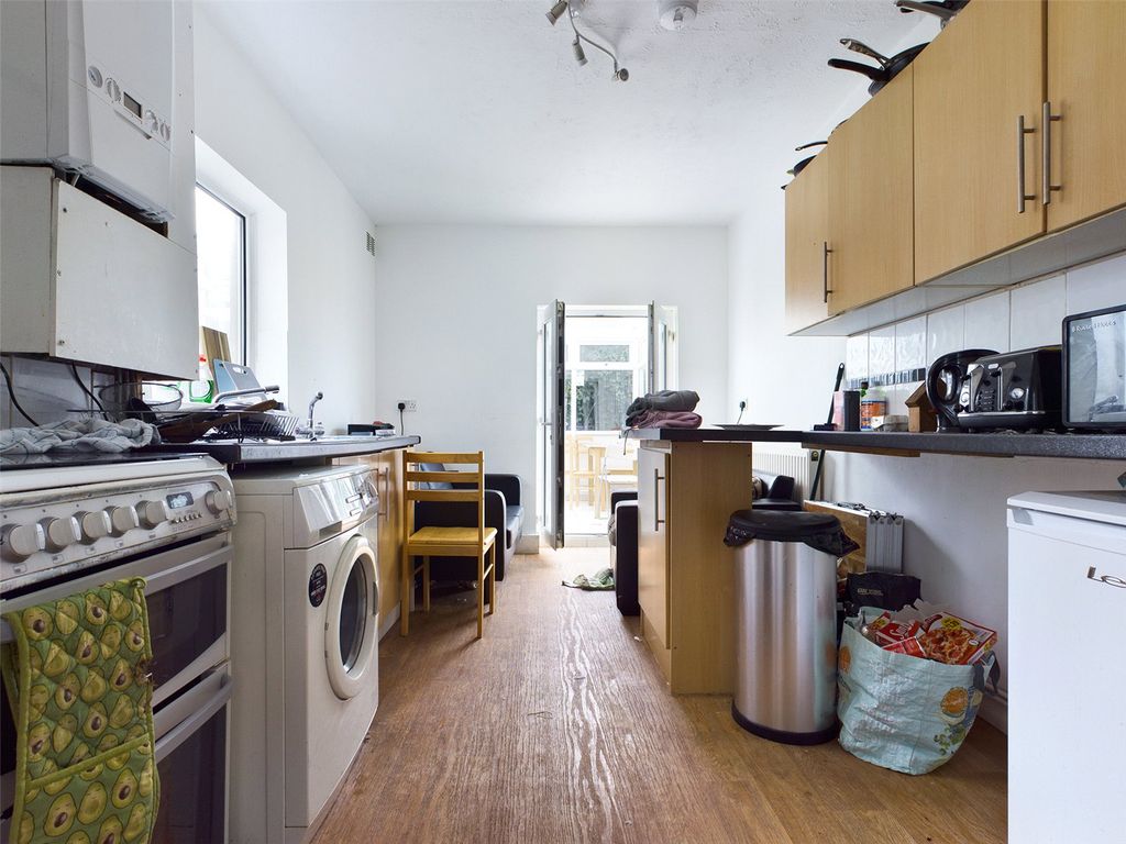 Property photo 3 of 11 Kitchen