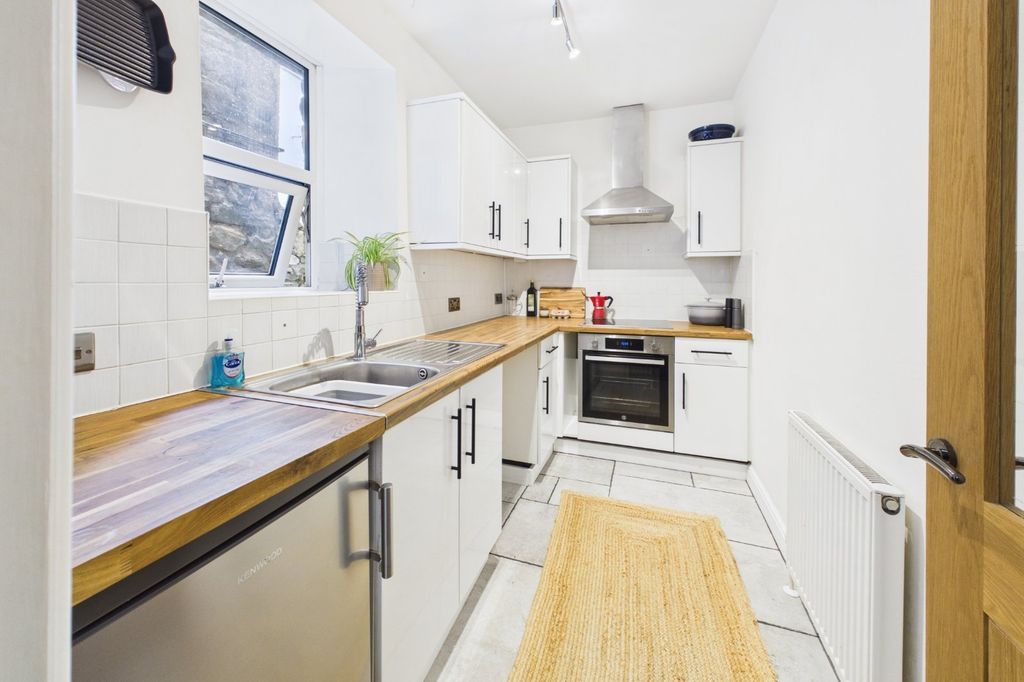Property photo 3 of 11 Kitchen