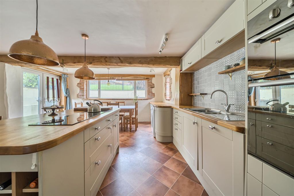 Property photo 3 of 19 Kitchen