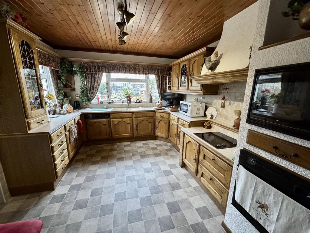 Property photo 3 of 20 Kitchen