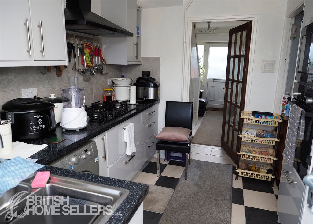 Property photo 2 of 19 Picture No. 12