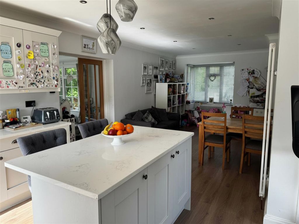 Property photo 3 of 13 Kitchen - 10-06-2026 16-50-18.Png
