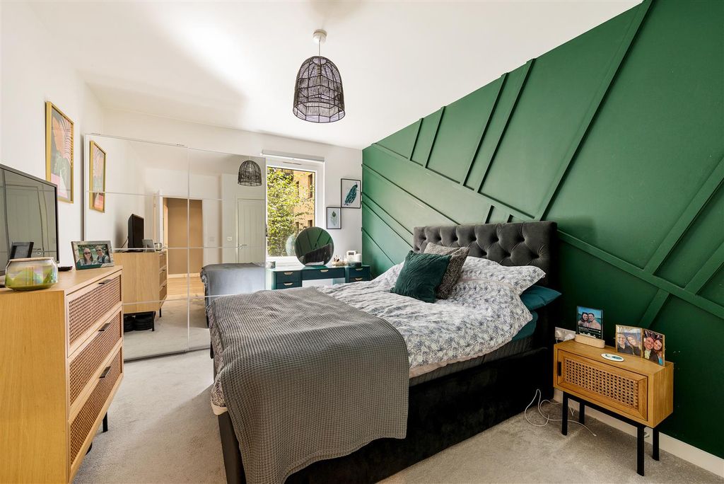 Property photo 3 of 24 Hoffmans Road, E17