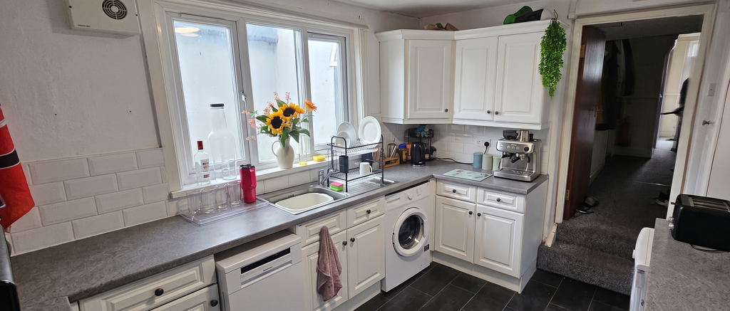 Property photo 2 of 9 Kitchen 1