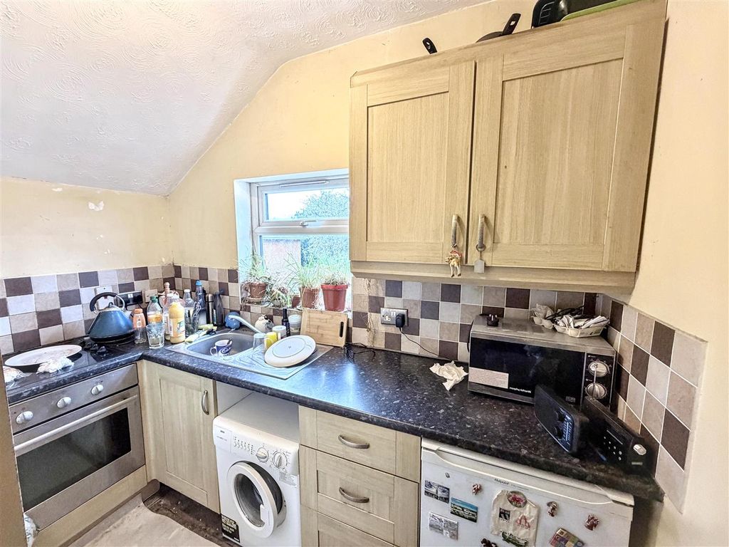 Property photo 3 of 8 Kitchen