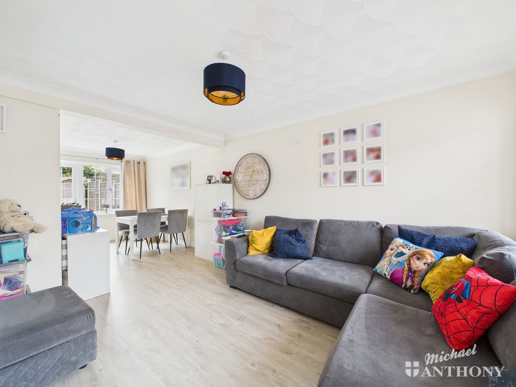 Property photo 3 of 12 Cam02773G0-Pr0395-Still001