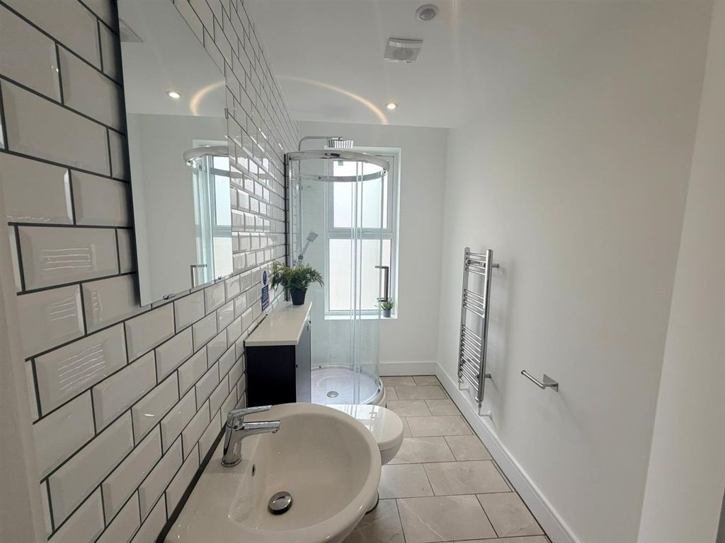 Property photo 2 of 9 4 Bathroom .Jpg