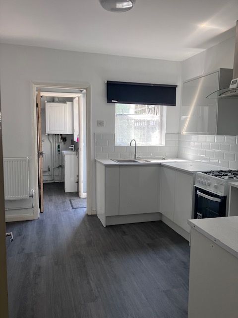 Property photo 3 of 10 Kitchen 2