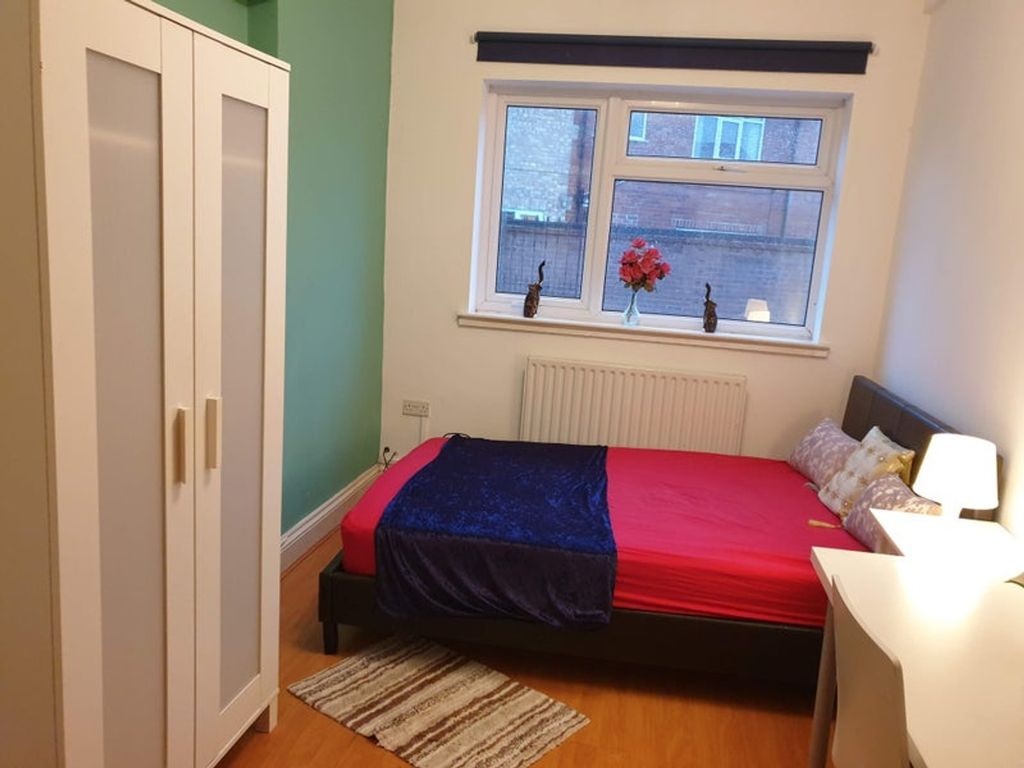 Property photo 3 of 9 This Inviting Double Bedroom Features A Cozy Layou...