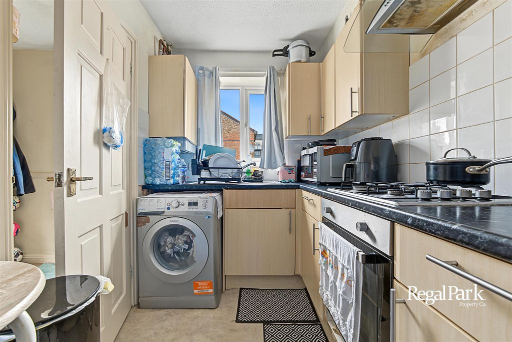 Property photo 3 of 18 Kitchen