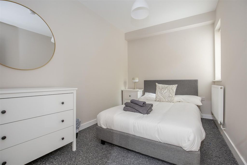 Property photo 2 of 12 Bed 2.Jpg