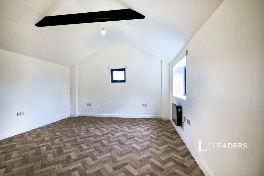 Property photo 3 of 11 Living Space