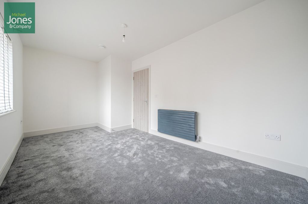 Property photo 1 of 6 Bedroom