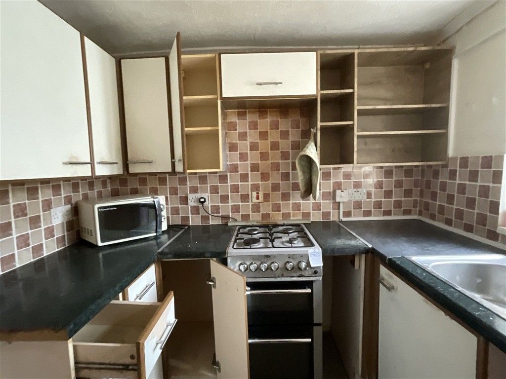 Property photo 3 of 8 Kitchen