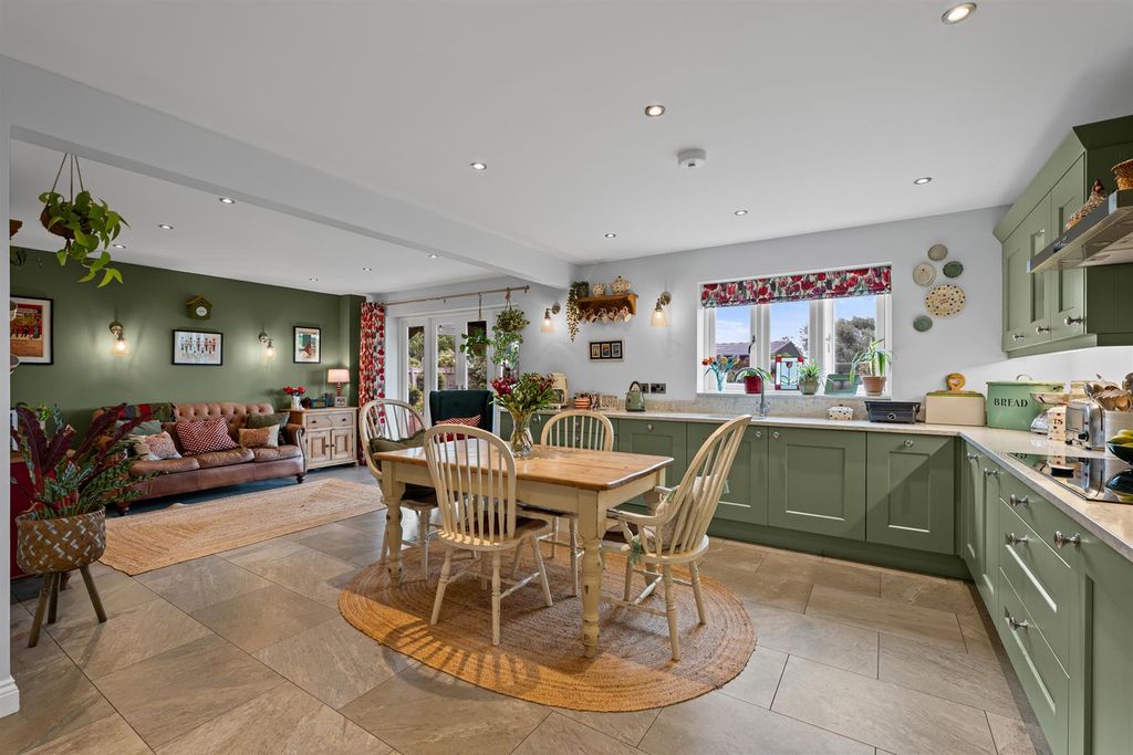 Property photo 2 of 34 4 Normanton Court-9.Jpg