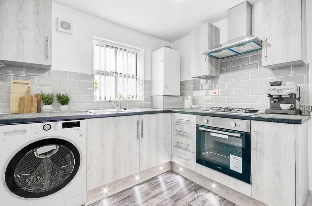 Property photo 2 of 12 Brand New Modern Fitted Kitchen