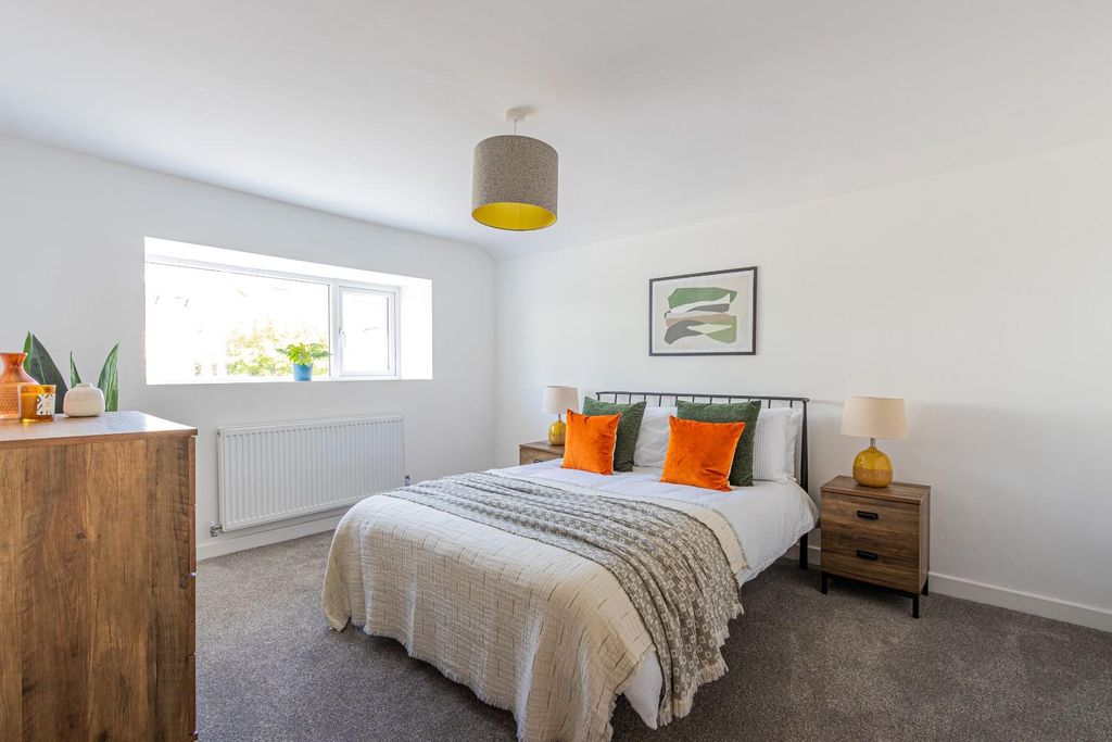 Property photo 3 of 21 Pendwyalt Road 5-14.Jpg