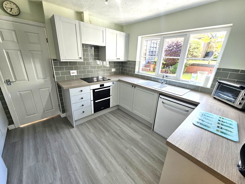 Property photo 2 of 21 Kitchen