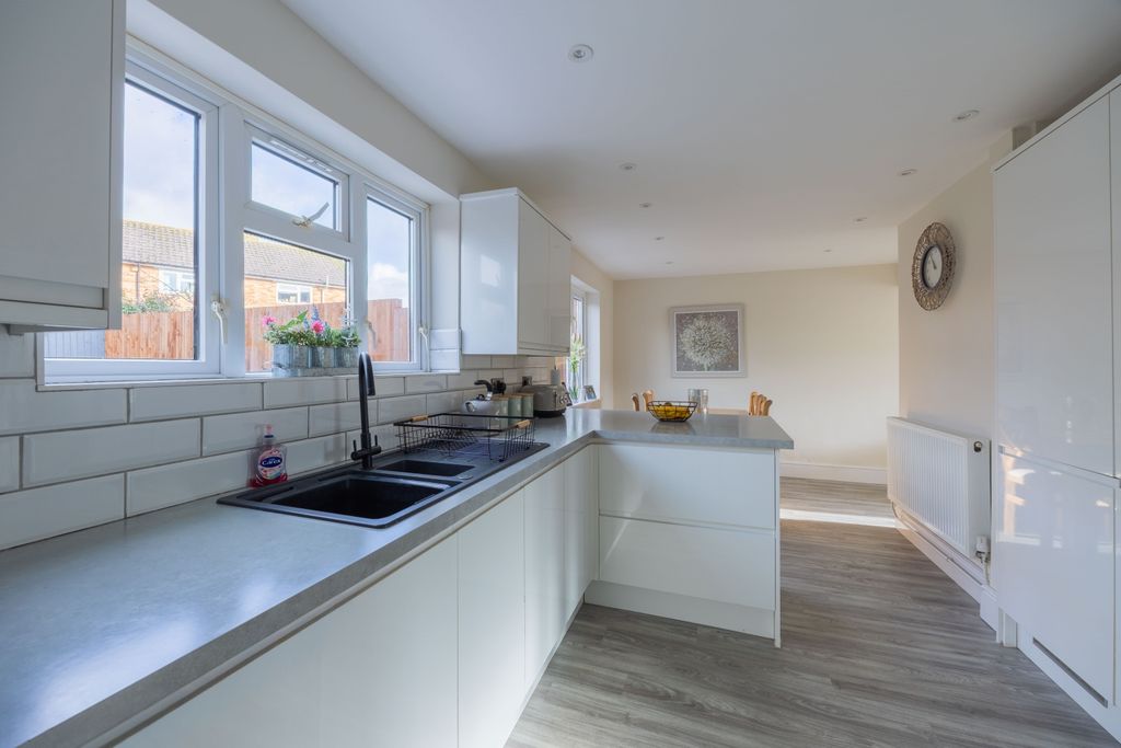 Property photo 2 of 18 Ewemove Taunton St Albans Place (6)