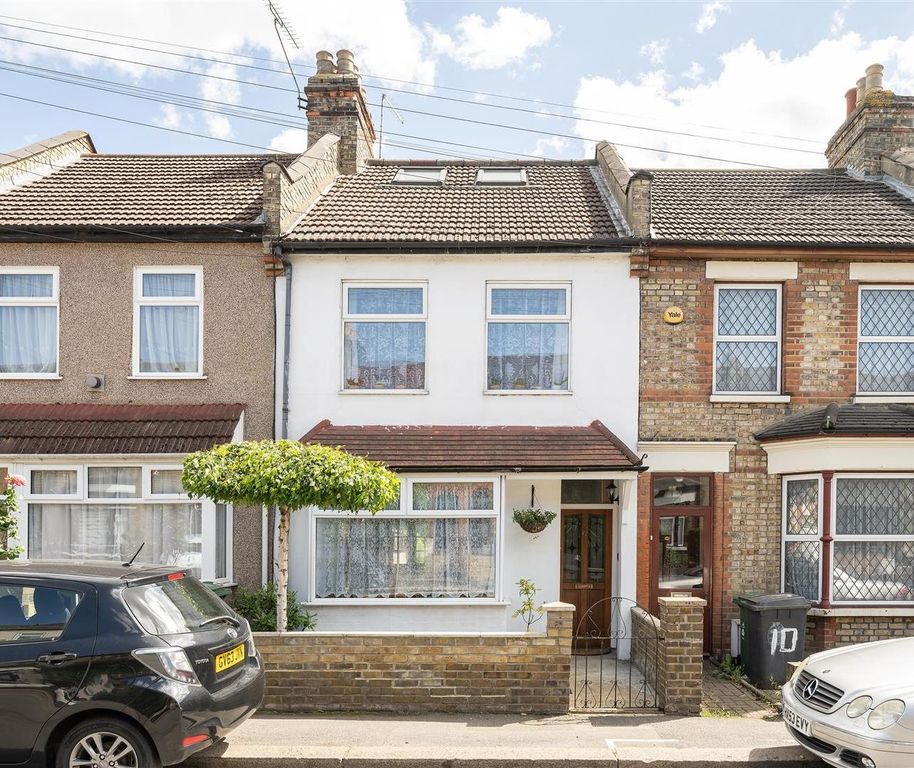 Property photo 1 of 30 Ainslie Wood Road, E4