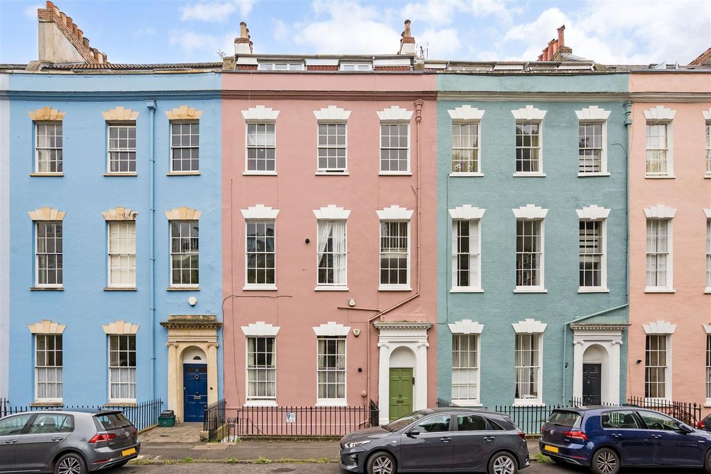 Property photo 1 of 10 19 Cornwallis Crescent .Jpg