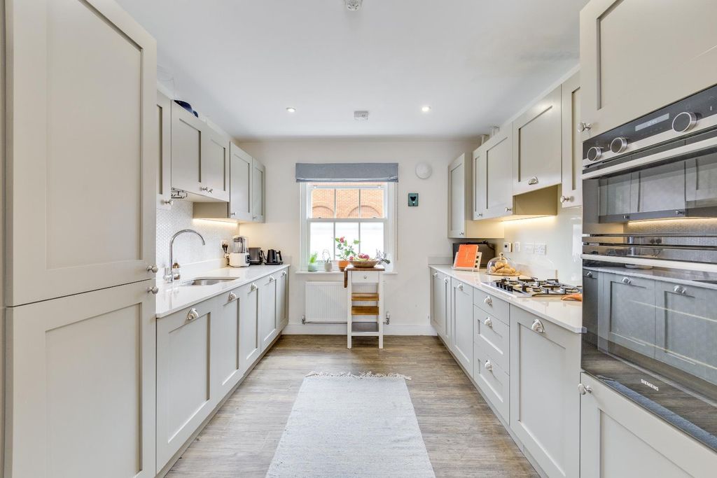 Property photo 2 of 43 Railway Street 97-39.Jpg