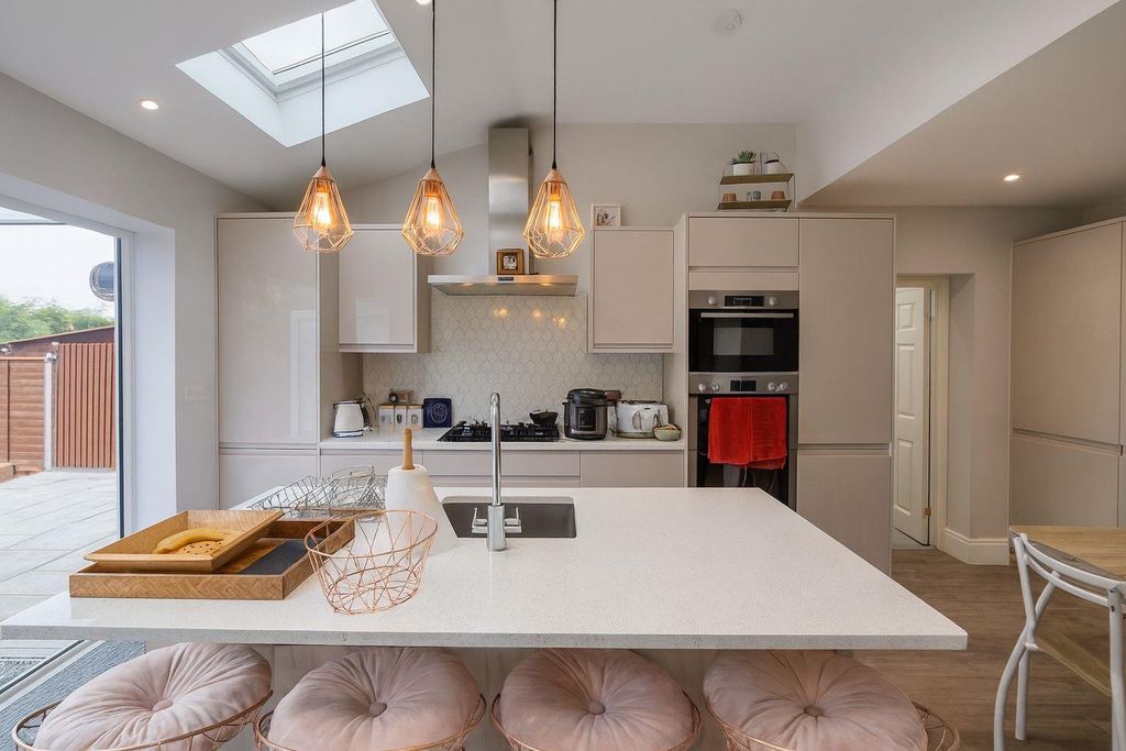 Property photo 3 of 18 Kitchen