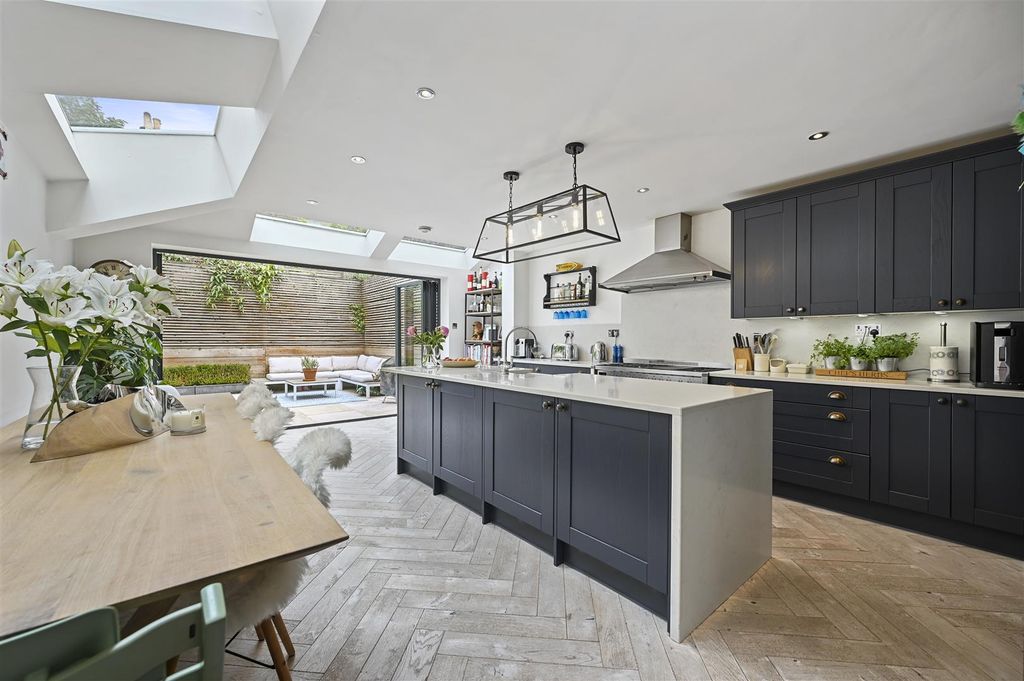 Property photo 3 of 14 Hadyn Park Road - Kitchen