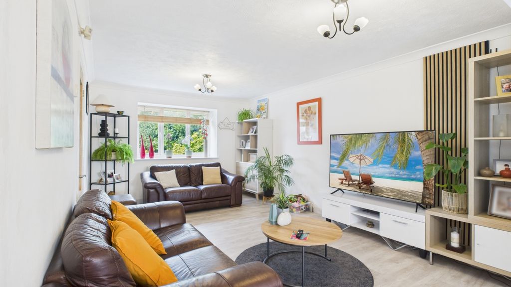 Property photo 2 of 16 Ewemove-Goodwoodclose-Livingroom1