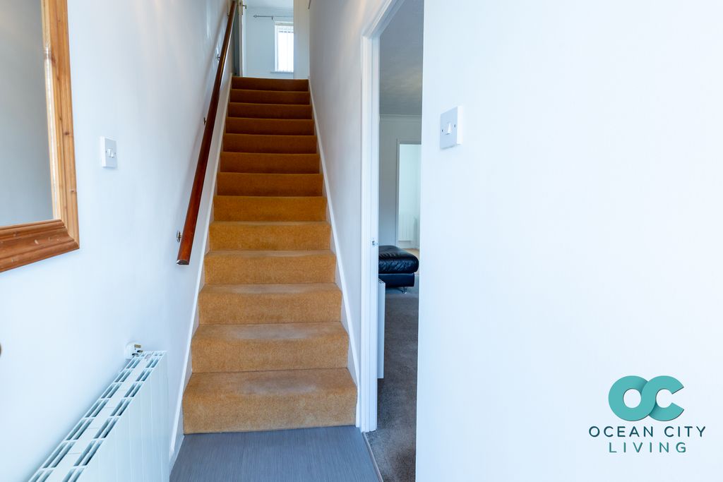 Property photo 2 of 17 Hallway