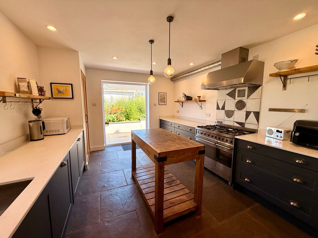 Property photo 2 of 19 Kitchen