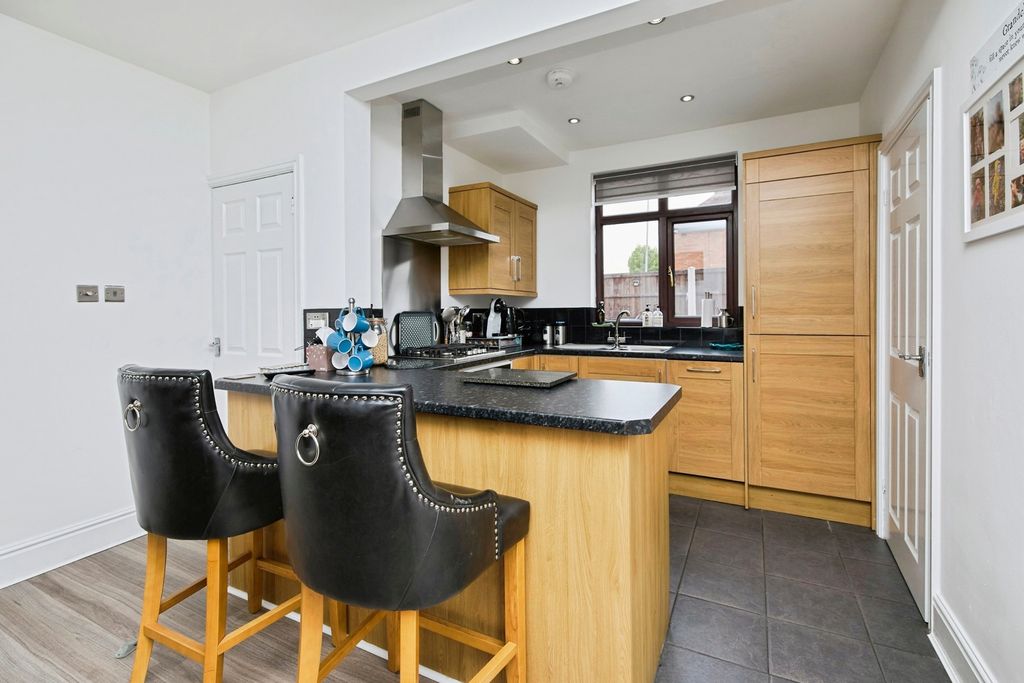 Property photo 3 of 17 Kitchen Diner