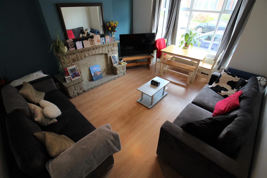 Property photo 1 of 13 Living Room.Jpg