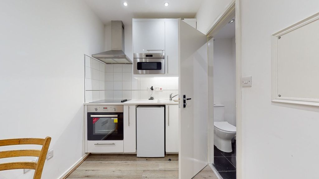 Property photo 2 of 11 Kitchen