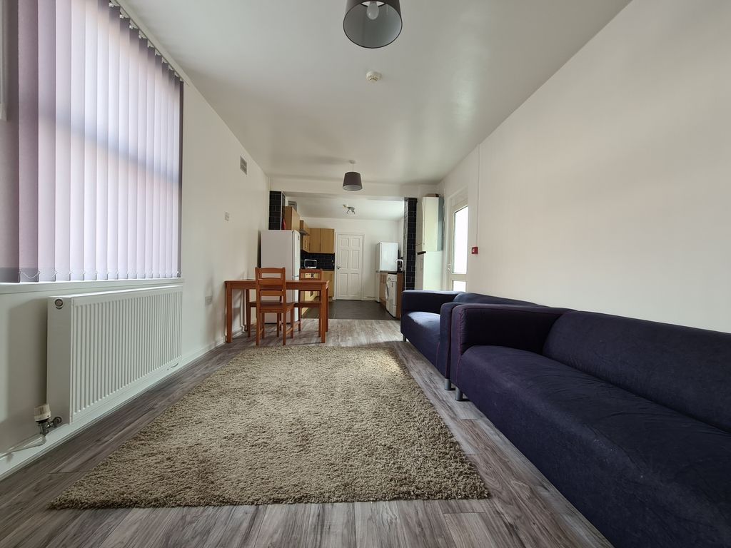 Property photo 1 of 9 Photo 6