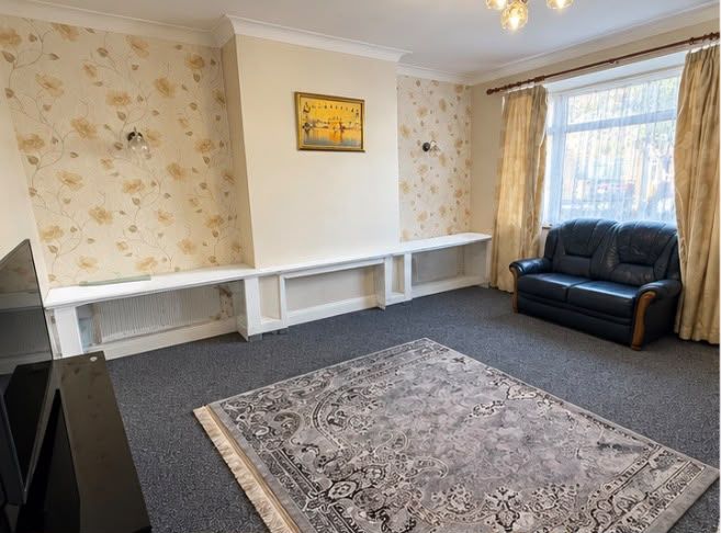 Property photo 1 of 4 4 Bed Semi-Detached House To Rent Hogarth Gardens, Hounslow Tw5