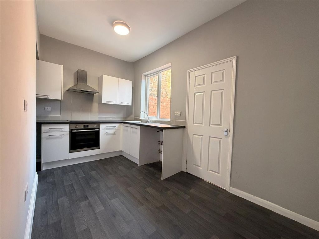 Property photo 3 of 8 Kitchen