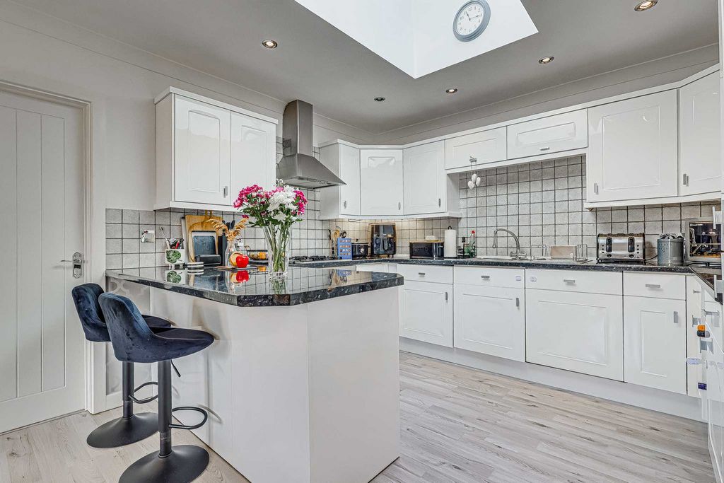 Property photo 3 of 25