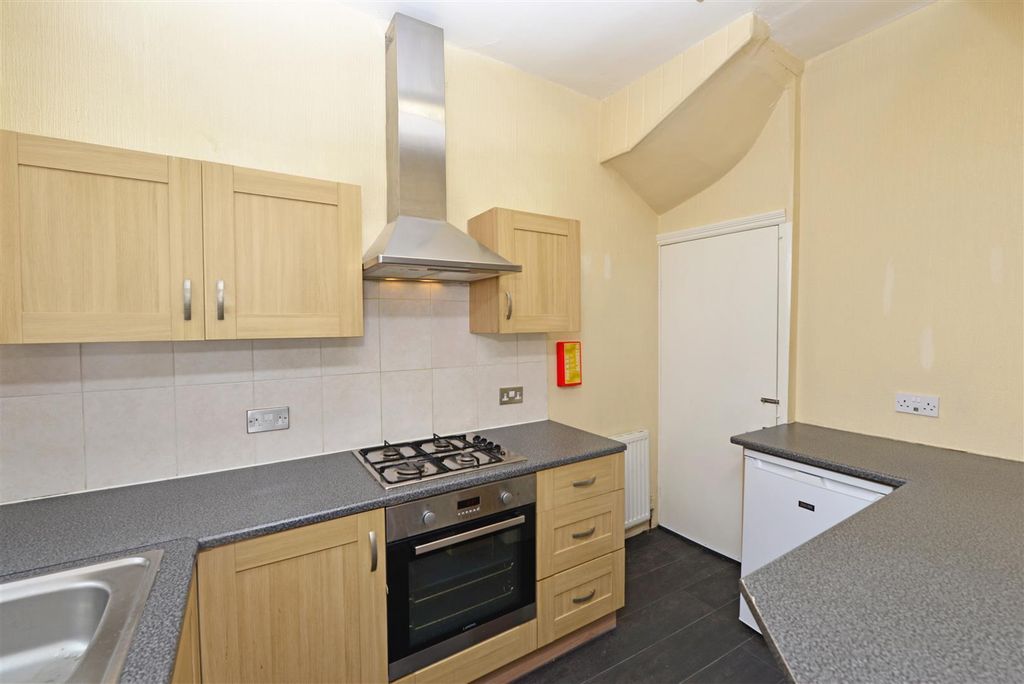 Property photo 3 of 17 Fitted Kitchen: