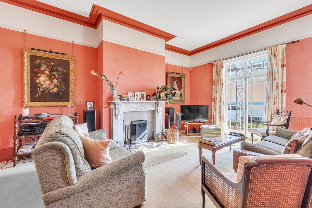 Property photo 2 of 18 Sitting Room