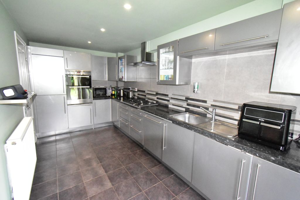 Property photo 2 of 19 Kitchen