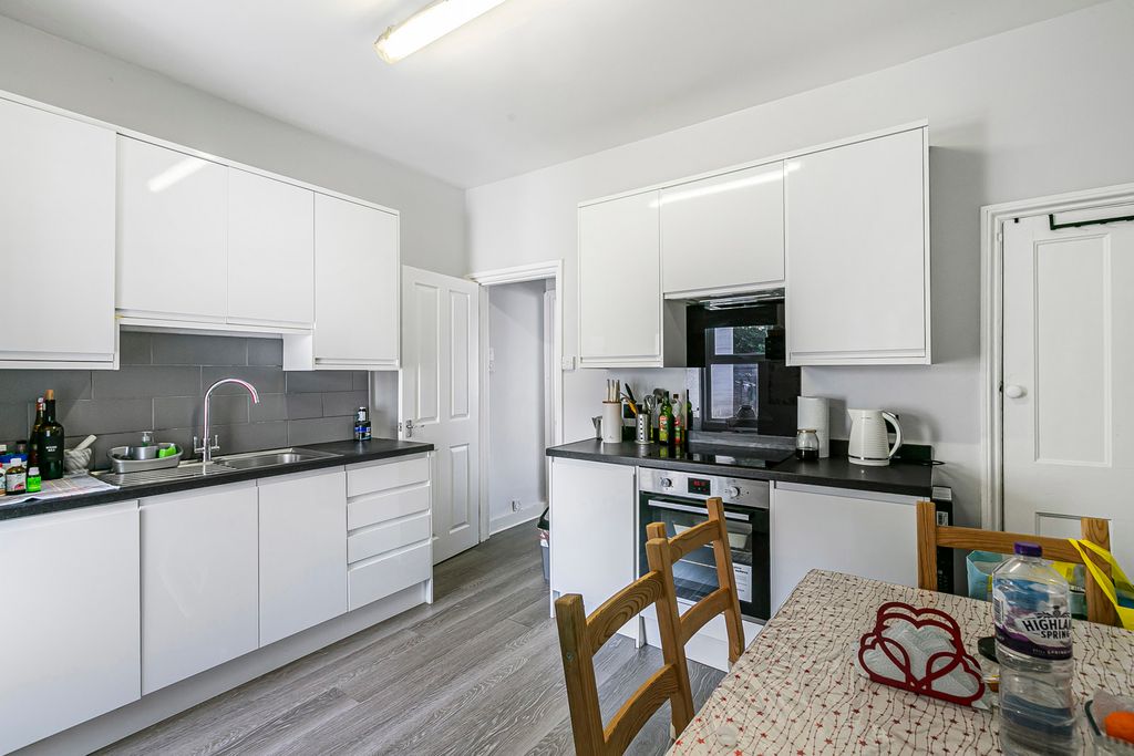 Property photo 3 of 18 Kitchen